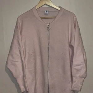 Full zip - Visual Clothing Project (Rosa) - • Märke - Visual Clothing Project • Färg - Rosa • Storlek - M/L (stor i storleken) • Regular passform • Inga skador eller fläckar på tröjan • Passar perfekt att ha i skolan eller på jobbet och även hemma eller med vänner och familj! 