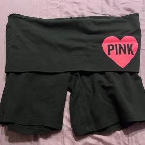 Säljer mina oanvända vs pink shorts🥰! Säljer pga inte min stil längre. Tveka inte att kontakta om tex fler bilder❤️Alla paljetter sitter kvar!!