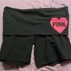 Säljer mina oanvända vs pink shorts🥰! Säljer pga inte min stil längre. Tveka inte att kontakta om tex fler bilder❤️Alla paljetter sitter kvar!!