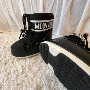 Svarta Moon Boots i ny skick💕 - Ett år gammal använt fåtal gånger men inga skador. Mycket varma och gosiga men har inte kommit till användning. Skriv om ni har några frågor💓