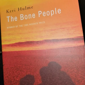 The bone people, Keri Hulme  - The Bone People är en roman av Keri Hulme som vann Bookerpriset 1985. Den är en stark och gripande berättelse om en ung kvinna som kämpar med sin identitet och sitt förflutna. Används ofta i Engelska 5/6