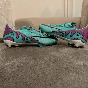Nike fotbollsskor - Ett par riktiga härliga fotbollsskor.Dem är storlek 40 och är väldigt snygga har använt dem 1 gång dem blev för små för mig.dma mig om du vill köpa !