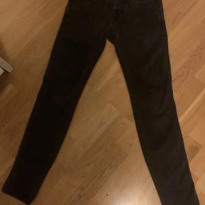 Ett par svarta/ mörkgråa Replay Jeans i modell Anbass Hyperflex, osäker men dem verkar vara lite omsydda där ner vid benslutet men inget man tänker på. Köpta för ungefär en vecka sedan här på Plick🙂👍. Skick 9/10 Tar även emot byten.