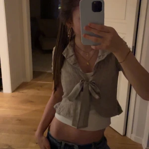 Supersnygg beige bolero💘 - Säljer min ursnygga vintage bolero med satin band, fick den av mamma och köptes för länge sen och vet därför inte märket, står heller inte storlek men skulle säga att den är storlek Xs-S💓