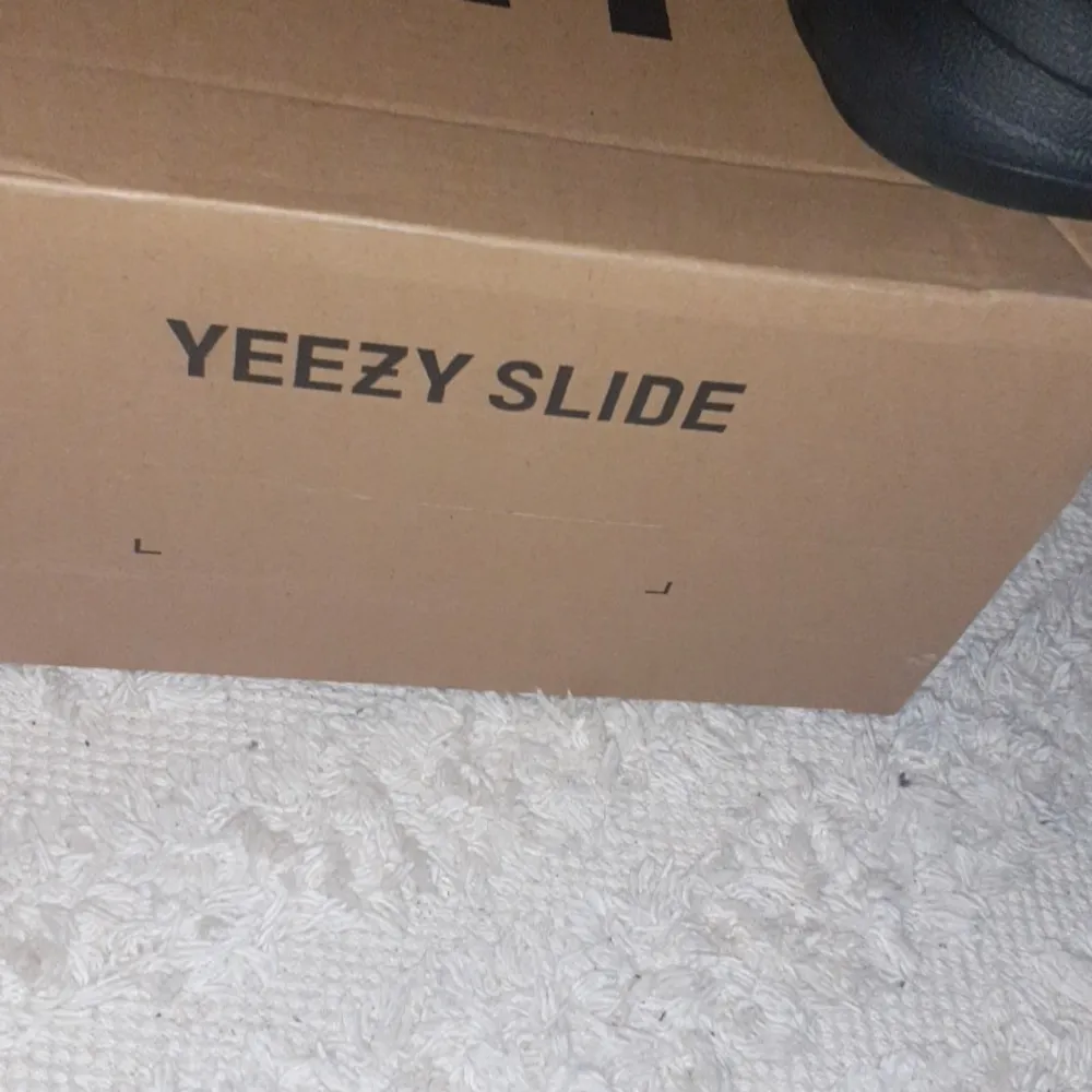 Yeezy slides som är i bra skick och knappast använda . Skor.