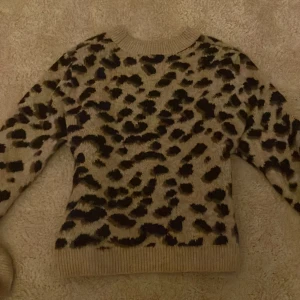 leopardmönstrad stickad tröja - Jätteskön och fin, jag har bara använt den en gång och jag säljer för den inte kommer till användning. Helt nytt skick utan några fläckar alls