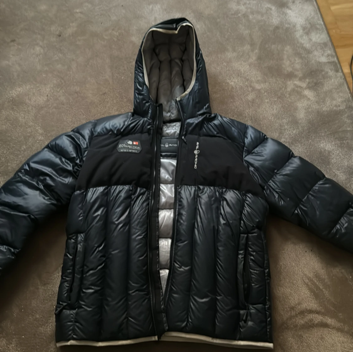 Svart och grå dunjacka från Sail Racing