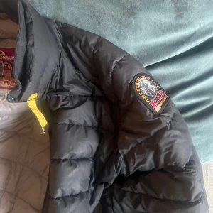 Parajumper  - En fin Jacka bra inför hösten, finns små skador men dom syns inte när man går ut me den använd cirka 1 år.