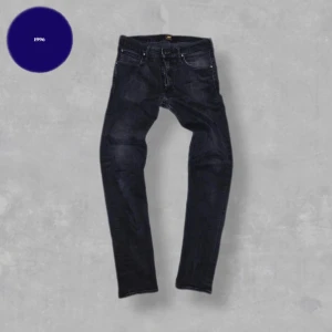 Lee Jeans - Säljer nu dessa grymt snygga jeans från Lee! Jeansen är i ett bra skick, med sjukt snygg tvätt. | Storlek W31 L34 men sitter mer som W30 L32. | Skriv vid funderingar! Köpta på Plick! Använder han bilder