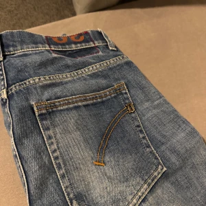Dondup jeans - Tja! Säljer nu dessa dondup jeans som är i storlek W30. Jeansen är i bra skick och har inga skador. Har du några frågor är det bara att höra av dig! Mvh Isak