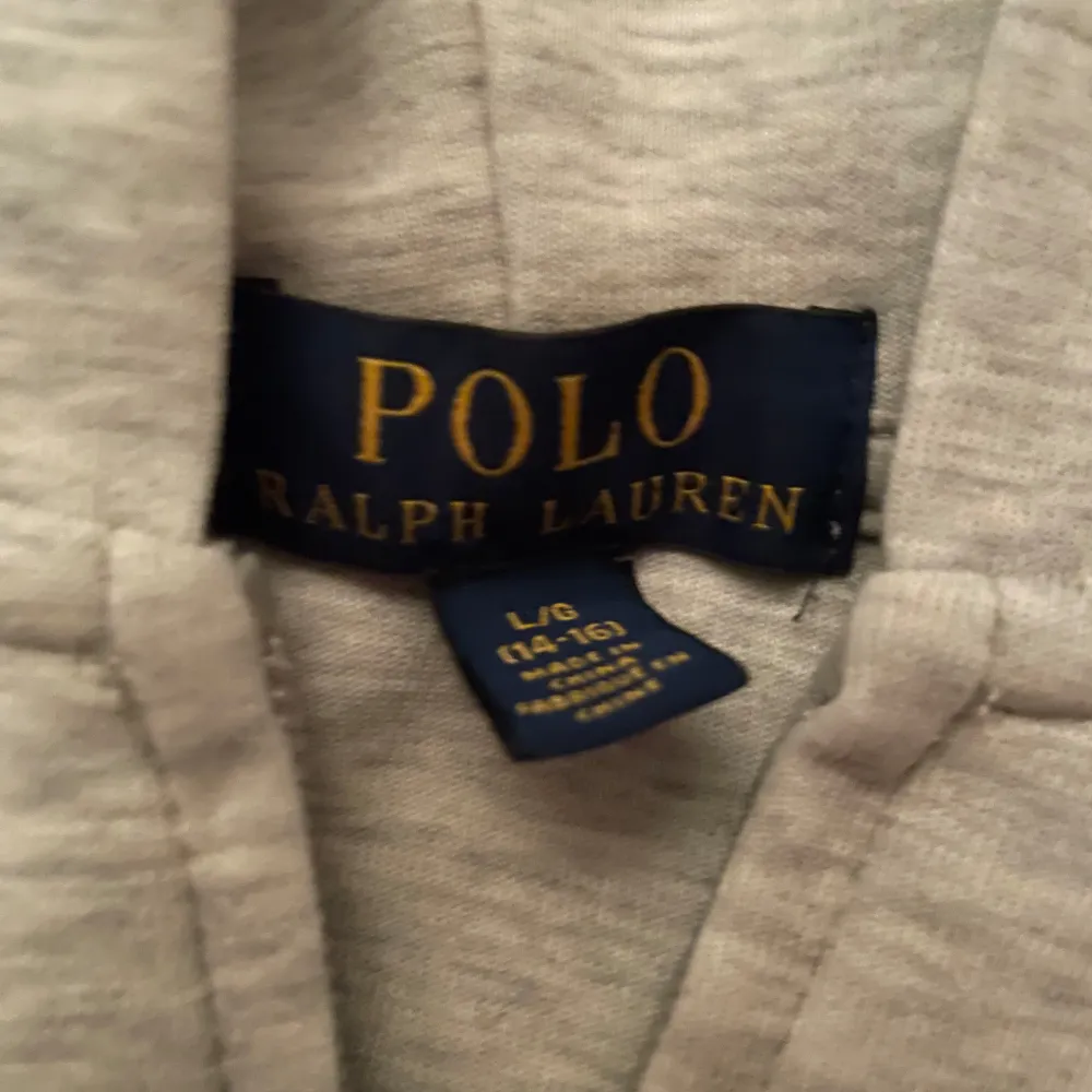 Säljer min polo ralph lauren zip och den är i bra skick.. Hoodies.