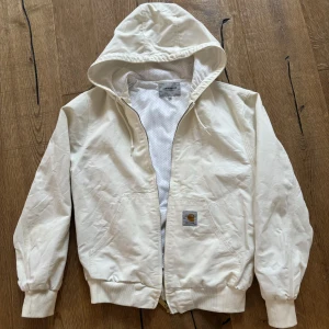 Carharttjacka  - Skitsnygg bomber som jag använt för lite så någon behöver ge den mer kärlek 