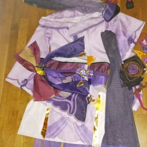 Raiden Shogun cosplay - Säljer min Raiden cosplay från Dokidokicosplay då jag inte använder den och den är för stor på mig. Jag köpte den av en kompis och den här en liten foundation fläck, men den syns knappt och så har en grej ramlat av. Skriv för mer bilder!^^ Pris kan diskuteras🫶