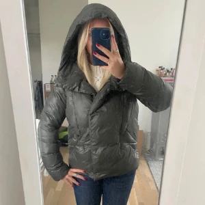 grön vinterjacka  - fin jacka från everest, jag köpte den här på plick men tyvärr så passage den ej mig, skeiv för mer info!(lånade bilder)