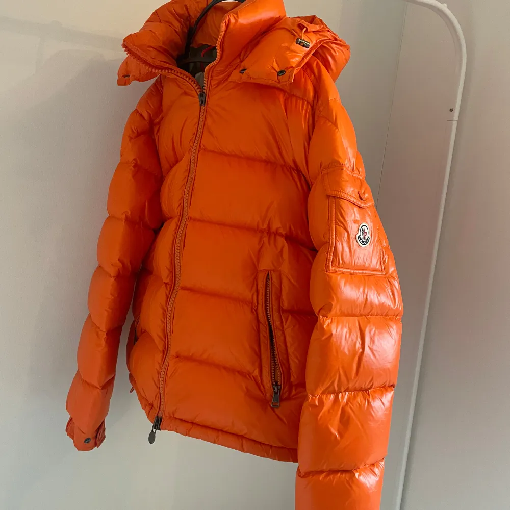 Maya moncler orange i bra skick. Knappt använd. Pris kan diskuteras . Takit.
