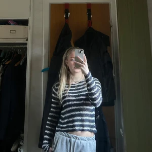 Stickad tröja  - Jättefin randig stickad tröja i storlek s/xs 