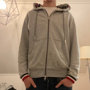 Grå hoodie från Moncler - Säljer en snygg grå hoodie från Moncler i storlek L. Jag är 185 och den sitter bra. Inga defekter alls och 100% äkta. Priset ej hugget i sten.