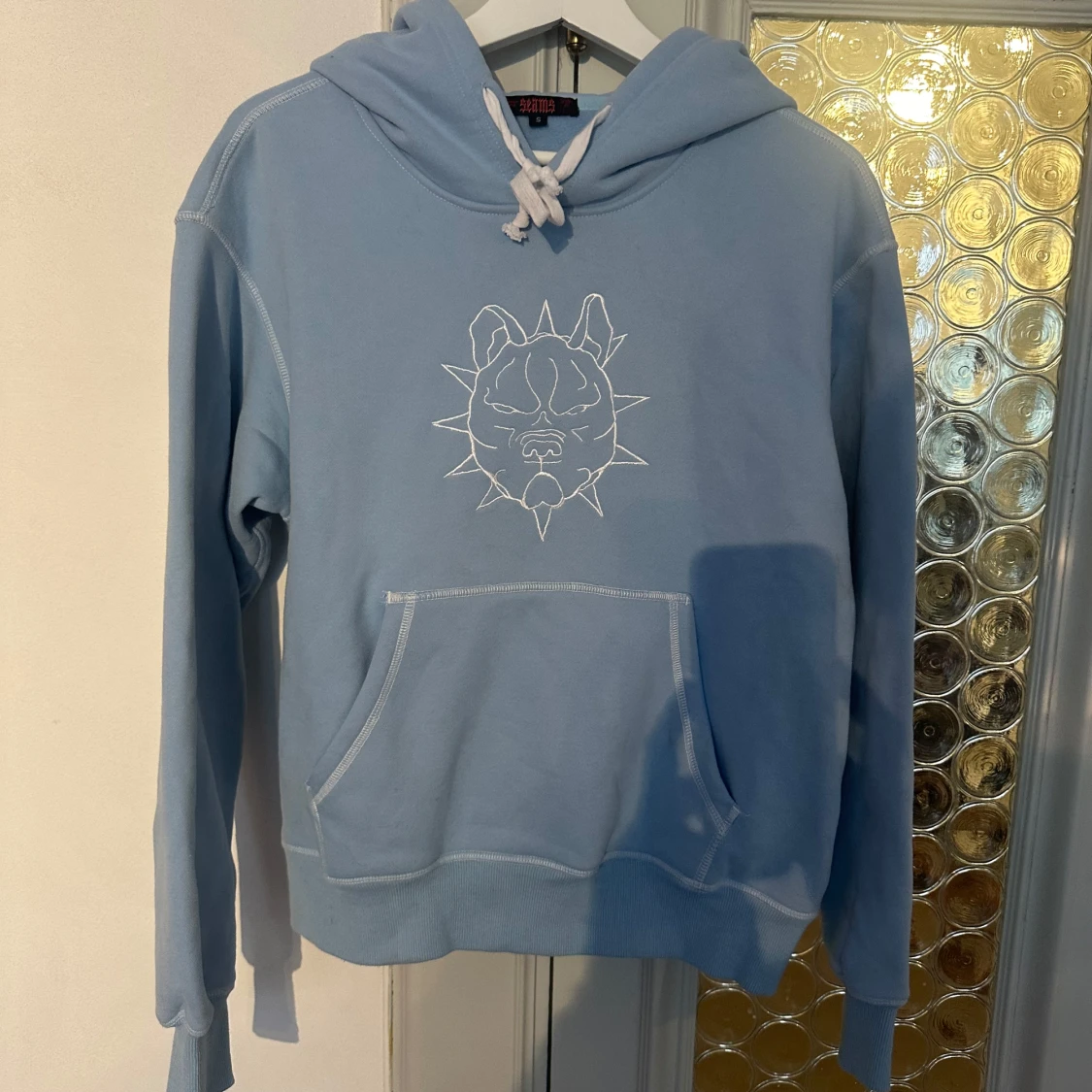 Ljusblå hoodie från SEAMS