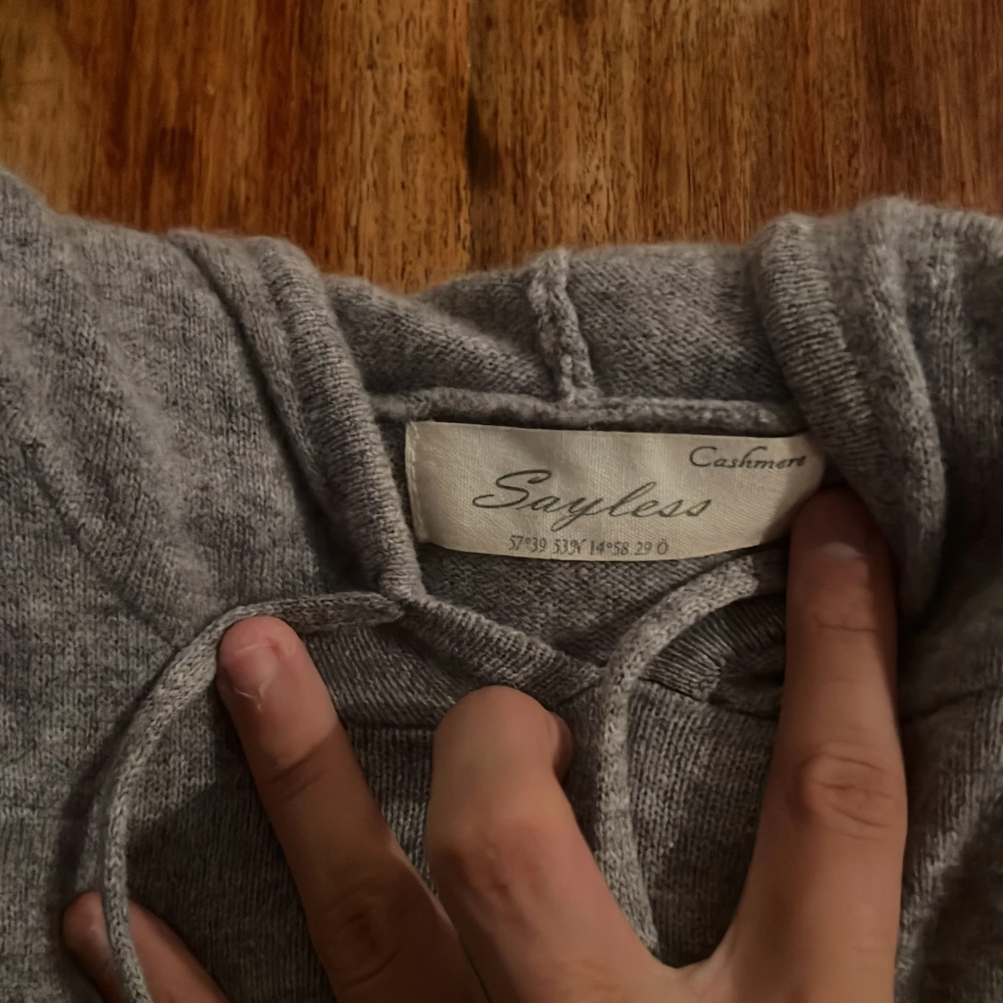 Grå kashmir hoodie från Sayless - 91