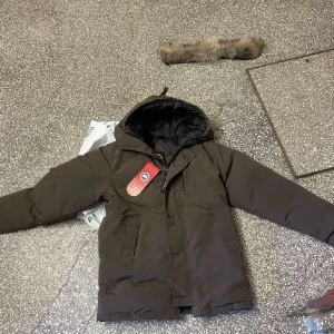 Canada goose jacka - Säljer en vinterjacka från Canada Goose i mycket bra skick. Jackan har en avtagbar päls och är perfekt för kalla vinterdagar. Den är långärmad och har en dragkedja framtill. Insidan är fodrad för extra värme. Passar perfekt för vintern 🧥❄️