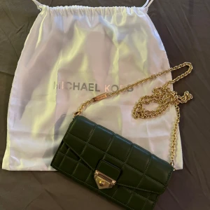 Michael kors väska - Helt ny Michael kors väska i en jättefin grön färg med guldkedja.