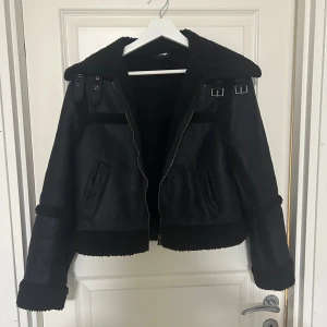 Svart jacka med teddyfoder - Säljer en supermysig svart jacka med mocha och teddyfoder inspirerad look. Cool och trendig design som passar till de mesta tillfällena! Varm och mysig nu till vinter och vårterminen(:
