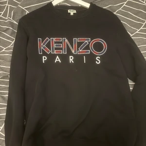 Kenzo tröja - Säljer min kenzo sweatshirt, Säljer den för att den ej passar mig längre. Fick den i present för cirka 2 år sedan.