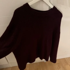 Mörk röd stickad tröja - Super fin mörk röd stickad tröja ifrån Gina tricot! Har en loose passform och ärmarna är vida. Använd fåtal gånger 💞