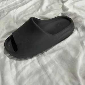 Yeezy slides - Yeezy slides i gott skick storlek 44,5