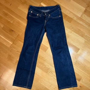 Lågmidjade Levi's jeans  - Säljer ett par klassiska Levi's jeans i blå denim. De har en snygg smal bootcut passform och är i mycket bra skick. Modell 921, lådmidjade.  Perfekta för både vardag och fest! 🕺