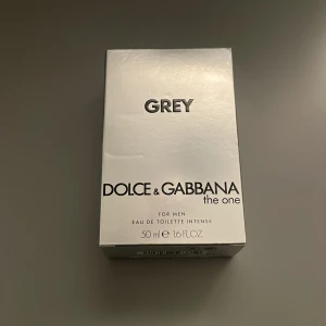 Dolce & Gabbana The One Grey Eau de Toilette Intense - Säljer en elegant och stilren parfym för män, Dolce & Gabbana The One Grey. Flaskan är i glas med en modern design och innehåller 50 ml av en intensiv doft. Perfekt för den som vill ha en sofistikerad och maskulin doft. Passar både till vardags och fest. Endast testsprayad