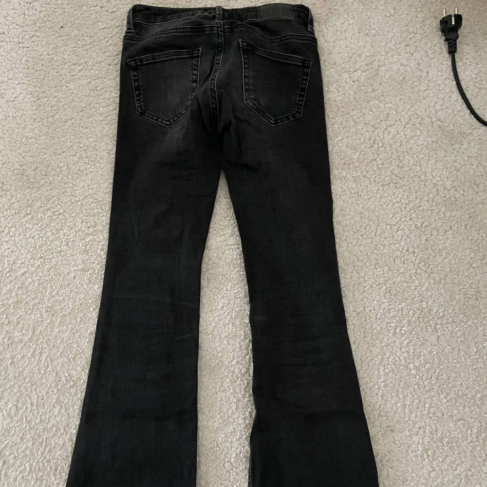 Ett par snygga svarta bootcut jeans från Gina tricot! Jeansen lite för korta för mig som är 162 cm. . Jeans & Byxor.