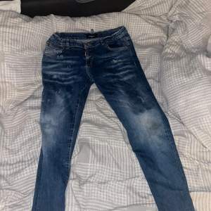 Säljer ett par snygga blå jeans från Dsquared2 i storlek 164. 