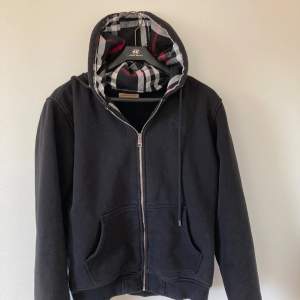 Svart burberry zip Hoodie | Storlek M men passar S | Pris: 1100kr pris kan diskuteras | kom pm vid frågor!