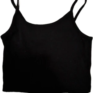 Svart ribbad linnetopp från FB Sister - Säljer en kort svart ribbad linnetopp från FB Sister i storlek XS. Perfekt för sommardagar eller en utekväll. Toppen har smala axelband och en tight passform som framhäver figuren. Ett måste i garderoben för en stilren look!