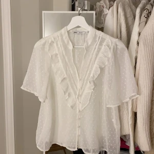 Vit Blus  - Super fin blus från Only, använd fåtal gånger och inga defekter!🌸Passar till allt! Skriv vid fler funderingar💗Pris kan diskuteras 