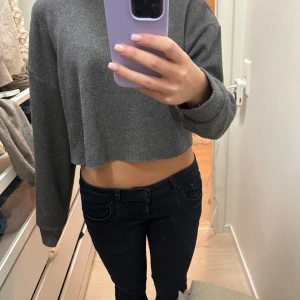 Grå croppad tröja - Säljer en supermjuk och bekväm grå croppad tröja.❤️
