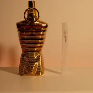 Säljer en 5ml sample av Le Male Elixir från Jean Paul Gaultier. Läs Plickbeskrivning. Säljer många sampels i olika storlekar, bara att gå in på min sida.