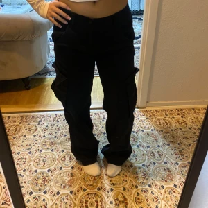 Svarta cargo - Svarta cargo jeans, bra material, (passar bra på 155cm-170cm)