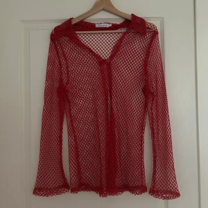 Röd kofta - Säljer en unik vintage röd kofta/cardigan i nät från NicoleS. Har en söt knapp framtill och utsvängda ärmar. 