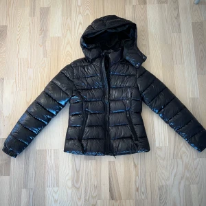 Puffer jacka från Lager 157 svart str xs - Säljer en ny med lapp kvar Puffer jacka från Lager 157 svart str xs. Oanvänd i mjukt material. 