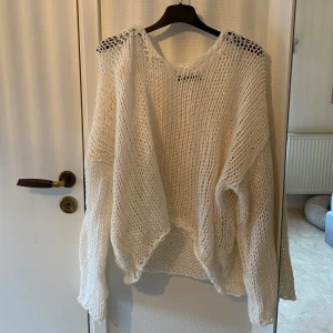 Vit stickad tröja - Säljer en supermysig vit stickad tröja med en luftig och oversized passform. Perfekt för lager-på-lager under hösten eller våren. Den har långa ärmar och en avslappnad stil som funkar till både jeans och kjol. Ett måste för garderoben! 🤍