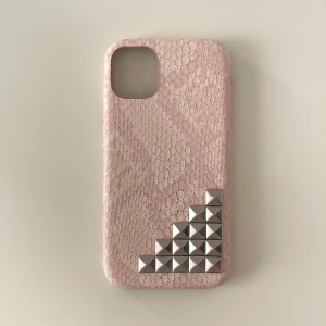 Rosa skal med nitar💗 - Jätte fint rosa skal med silvriga nitar på!🎀 Jag har gjort den själv🫶🏻 (Den passar IPhone 11)