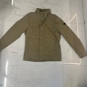 J.lindberg polly jacket - En eftertraktad polly jacket från j.lindberg Hör av er om ni har några frågor samt vill  se mer bilder på jackan.  Priset ej hugget i sten!!