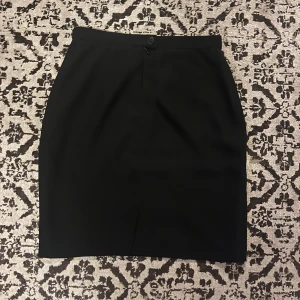 Svart kjol från Julio Sport - Svart fin kjol från märket Julio sport Köpt och gjord i Mexiko Storlek M Ställ gärna frågor!   #vintage #vintagestyle #kjolar