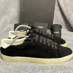 Saint laurent skor - Trendinga ysl skor. Skicket är otroligt bra använd 1-3 gånger (9,6/10) storlek 43 passar 44 ysl kort ingår. Självklart äkta. nypris kostar 7323.