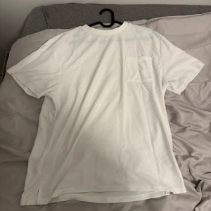 Somrig dress - Vit skön somrig dress, storlek m i tröja och L i shorts. skriv om ni vill köpa hela dressen eller bara ett utav plaggen så kan vi diskutera priset