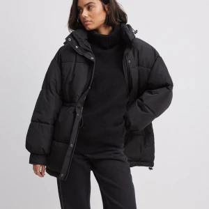 Vinterjacka från nakd - Jättefin vinterjacka från nakd som jag användt endast någon gång, finns inga defekter. Nypris 999:- säljer för 700:-