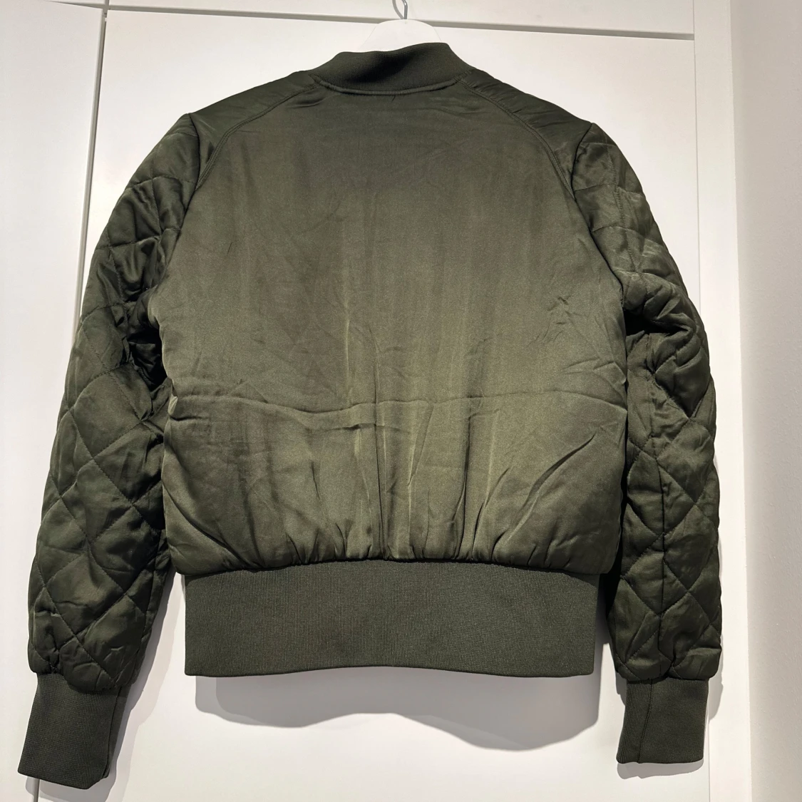 Olivgrön bomberjacka - 91