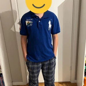 Blå pikétröja från Ralph Lauren - Säljer en snygg och unik pikétröja från Ralph Lauren.  Passar både till vardags och fest! Hör av dig vid frågor. Tar även byten. Pris kan diskuteras. 